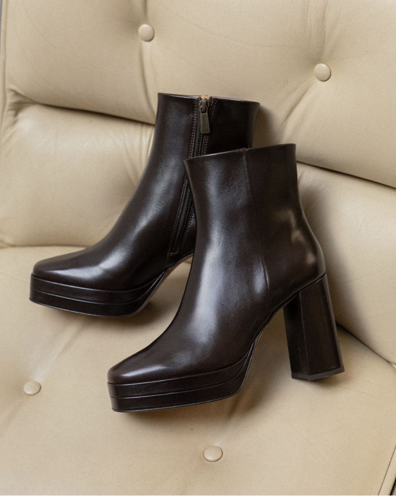 Bottines à talon bloc et patin chocolat  ADELE - BOBBIES